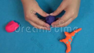 用橙色恐龙FDV在cerulean背景上塑造最小的婴儿粘土